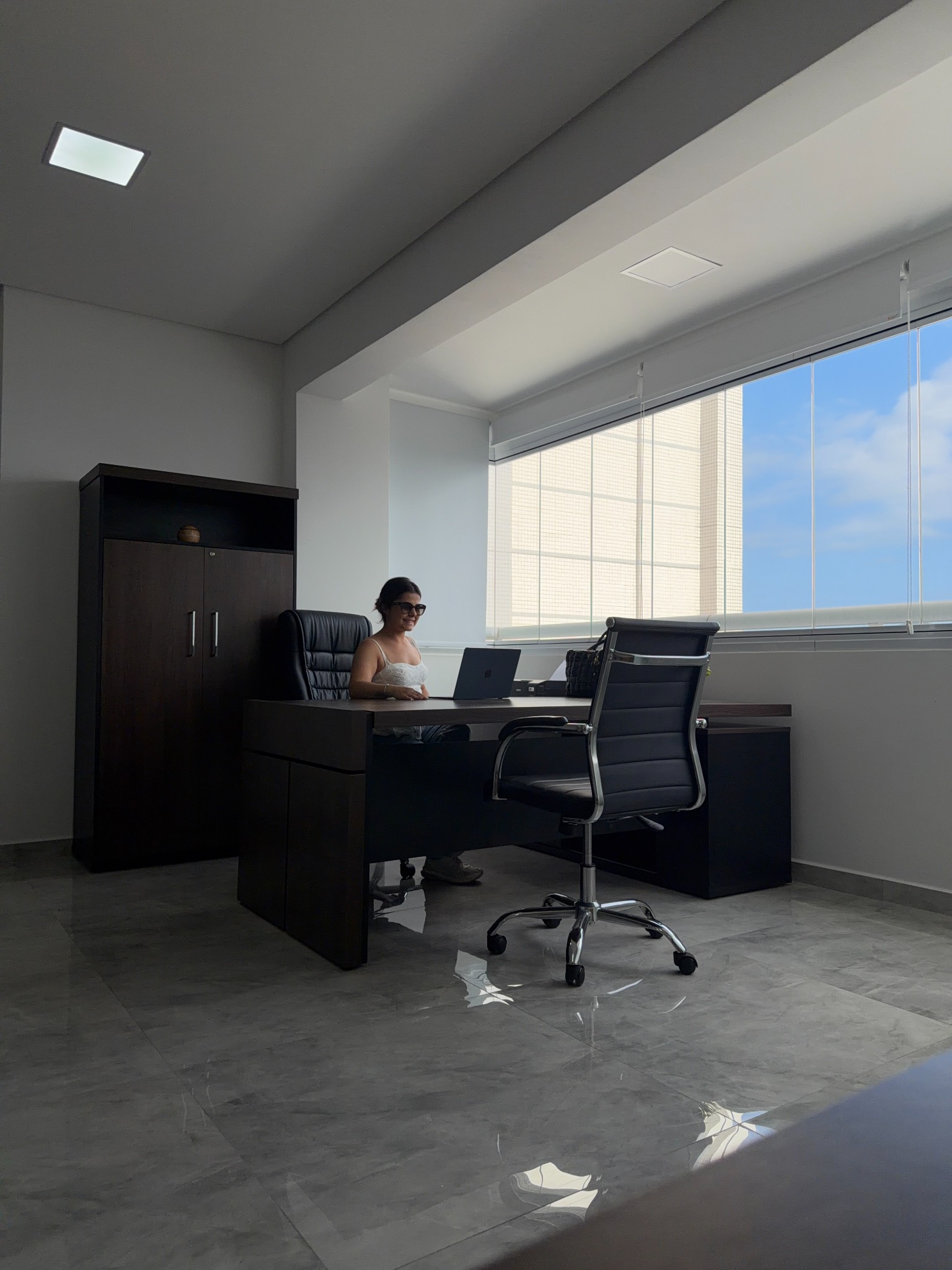 Profissional trabalhando na sala privativa do Mazzei Office